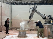 Helena Bacardi osserva la lavorazione di una sua ideazione